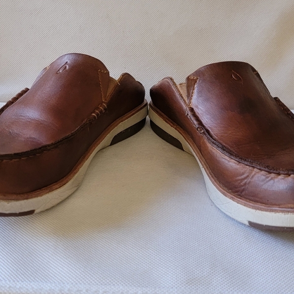 MEN\'S OLUKAI LEATHER BROWN LEATHER SLIP ON LOAFERS (sz US 9.5 or EURO 42.5)